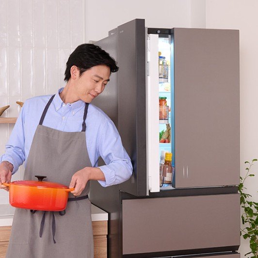 両手がふさがっていても、冷蔵室を開けられるんです。