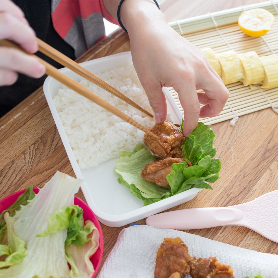 お弁当の粗熱取りを時短できたら、朝もう少しゆっくりできるのに。