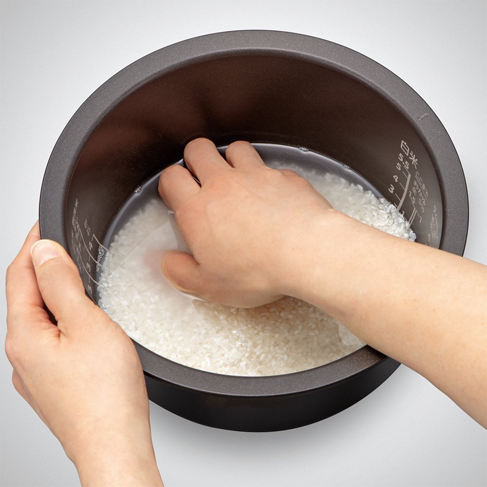 洗米は、炊飯器の内釜で？　それともザルで？