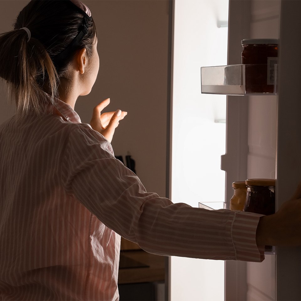 夜中に冷蔵庫を開けると、まぶしくて……。