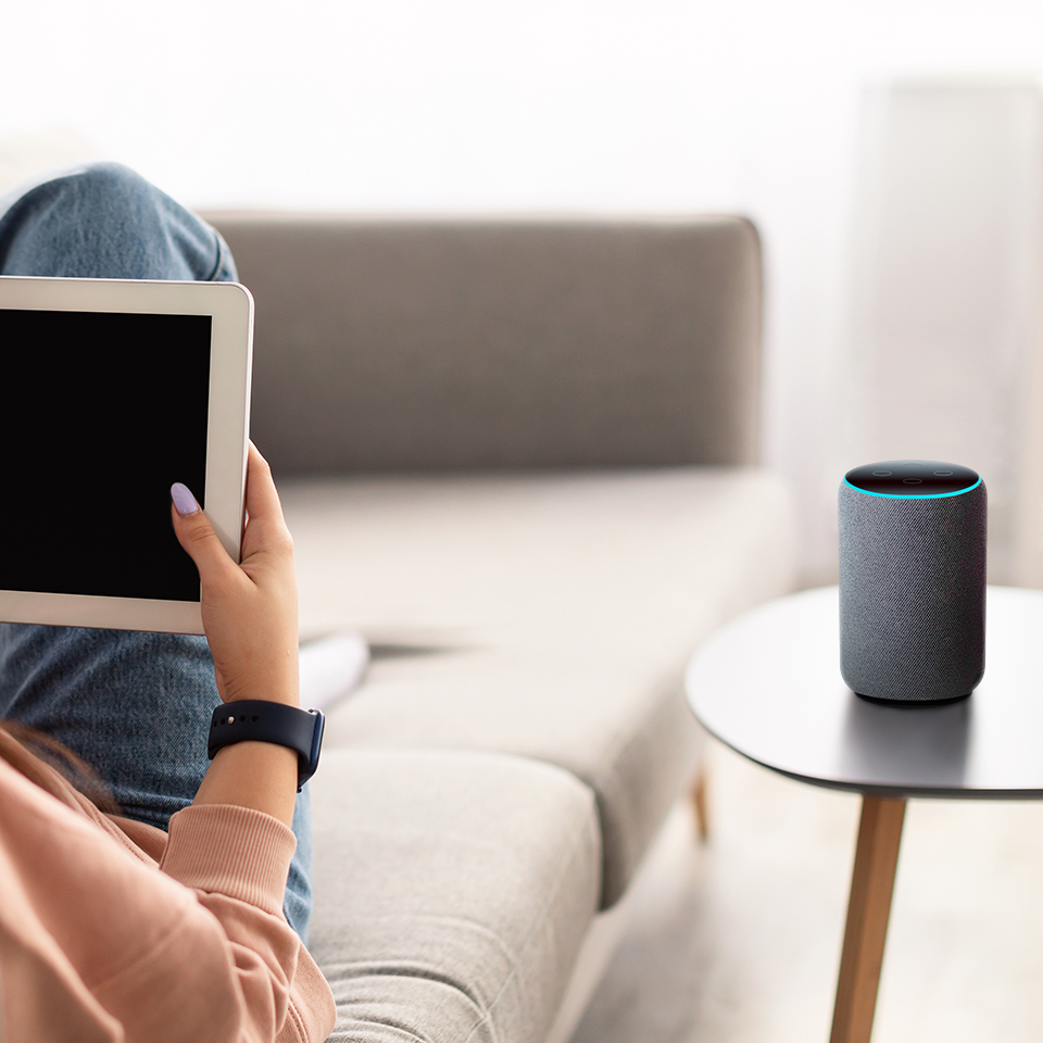 「OK Google！」手がふさがっているときは、スマートスピーカーで家電を操作しています。