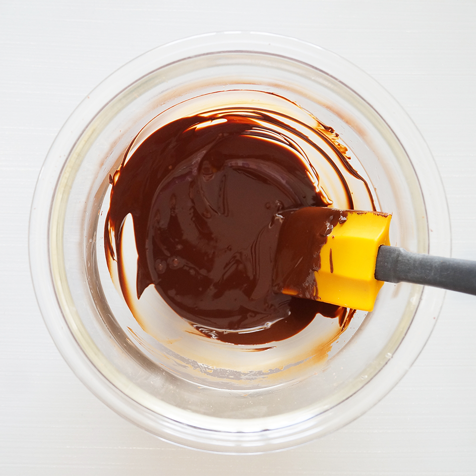 生チョコをつくるとき、湯せんなしで溶かすことができます。